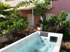 Linda’s pool&jacuzzi apartment